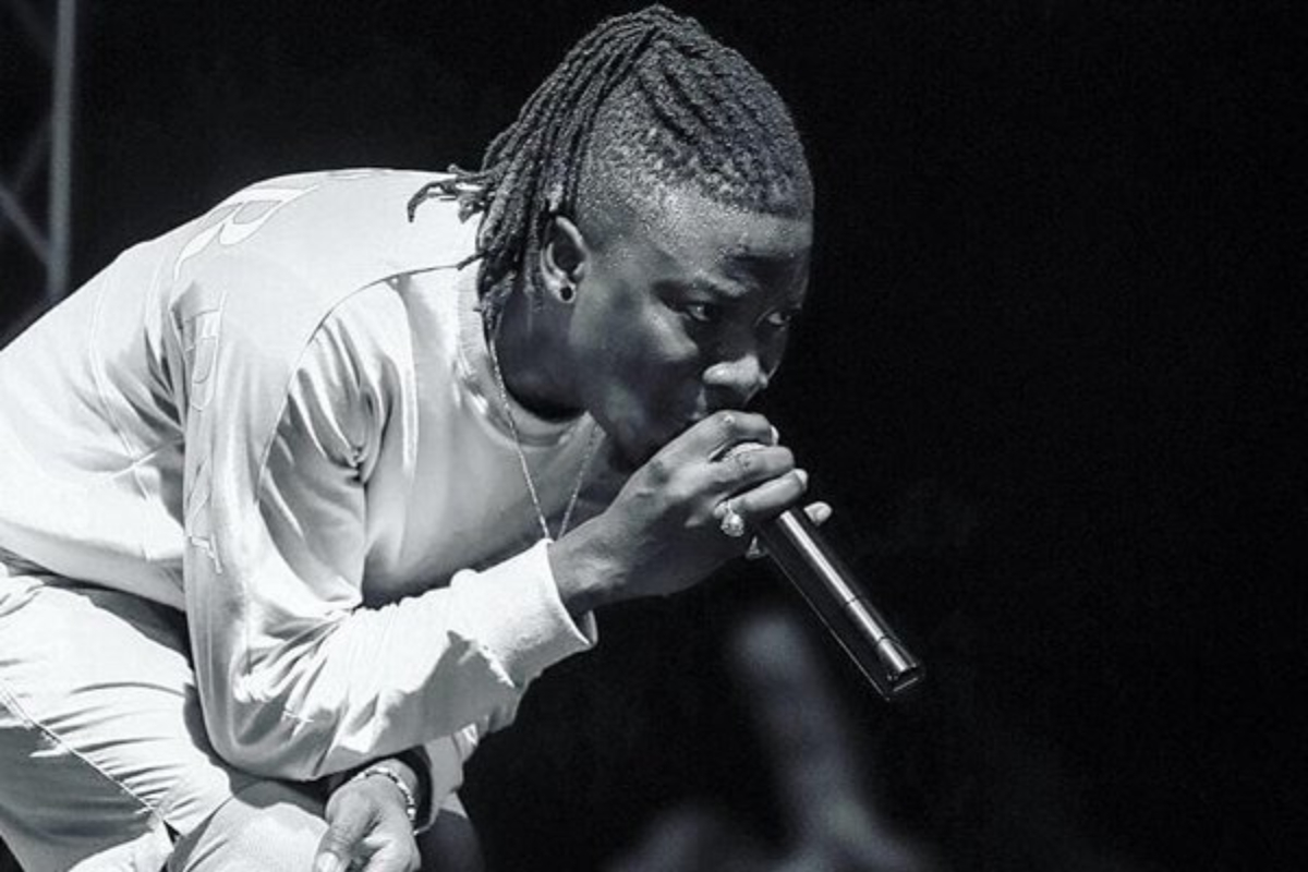 Stonebwoy Delivers A Rendition Of His “Nukejor” Tune In French On Nationwide Radio In France [Video]
