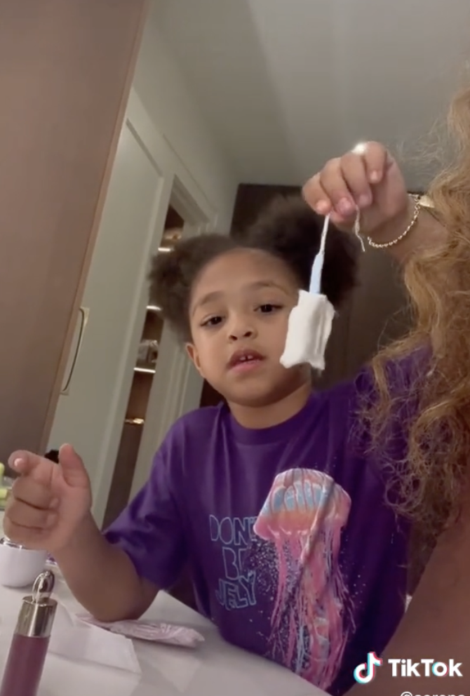 Serena Williams’ daughter, Olympia, performs with tampons mistaking for cat toys