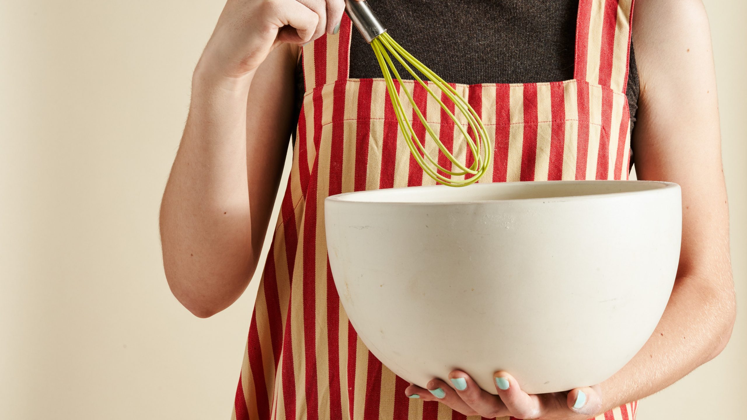 The Cross-Again Aprons Our Meals Editors By no means Need to Take Off