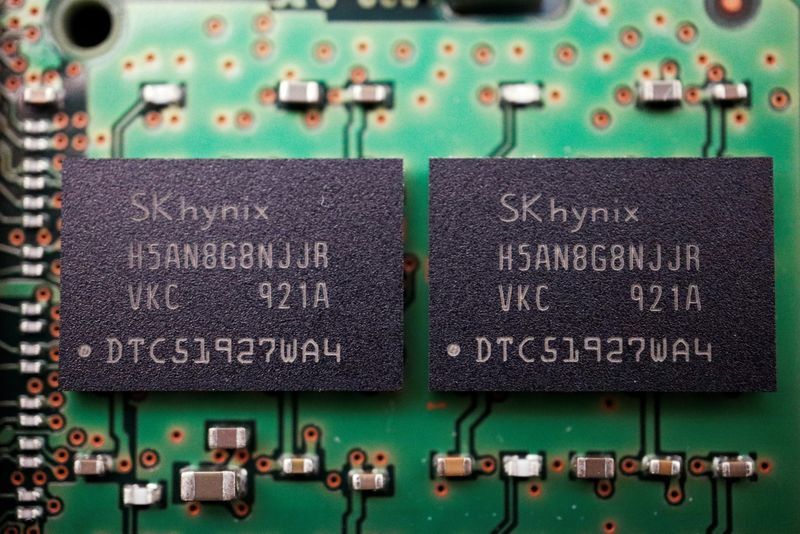 SK Hynix warns chip downturn to worsen in Q1, posts document quarterly loss