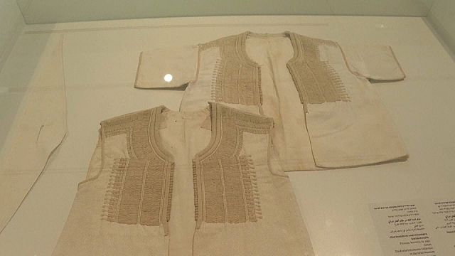 Exhibition at Israel Museum shows shrouds utilized in Jewish burials