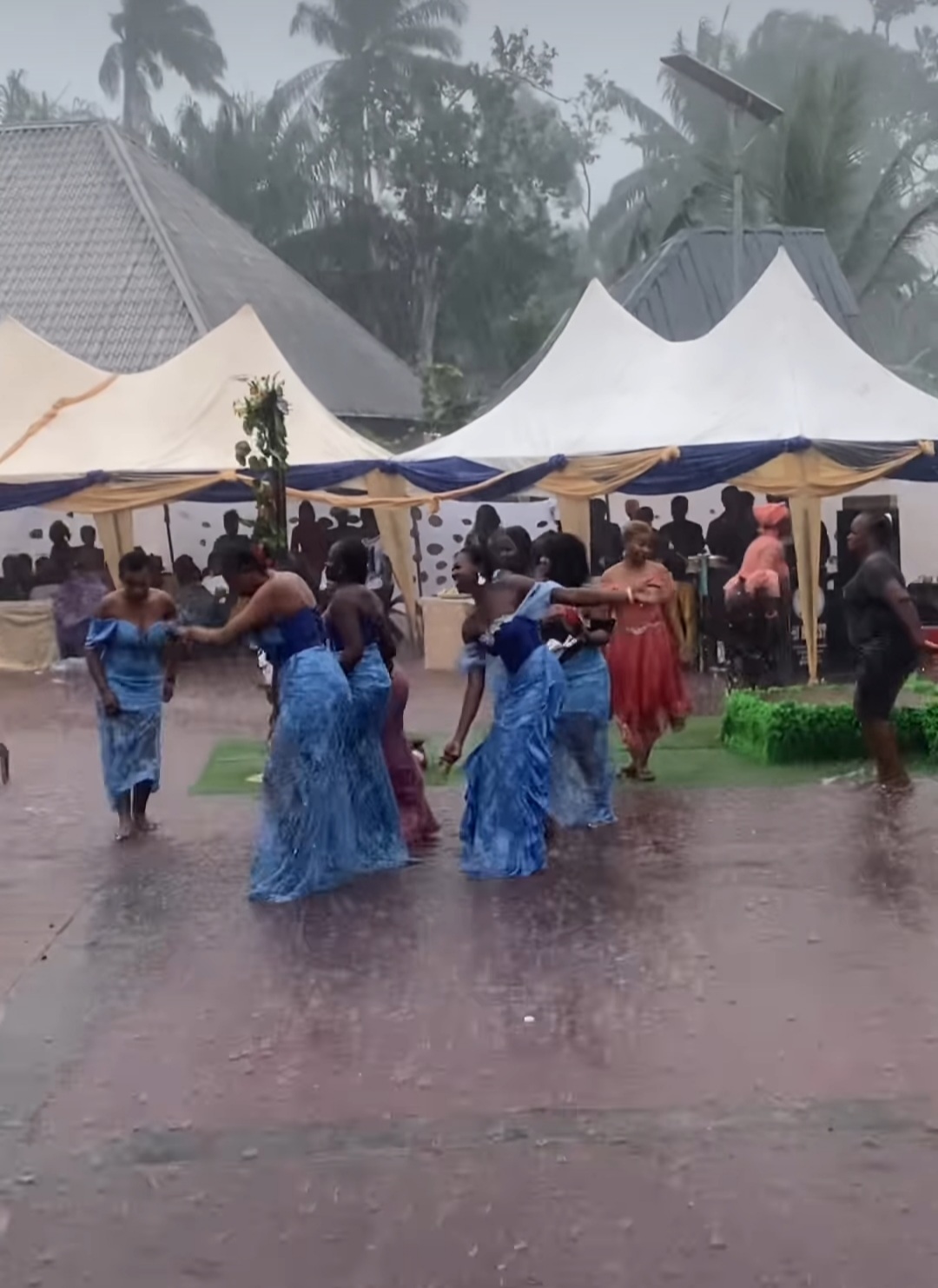 The Rain Received Nothing On These #AsoEbiBella Girls! Watch How They Turned up For Their Good friend’s Trad
