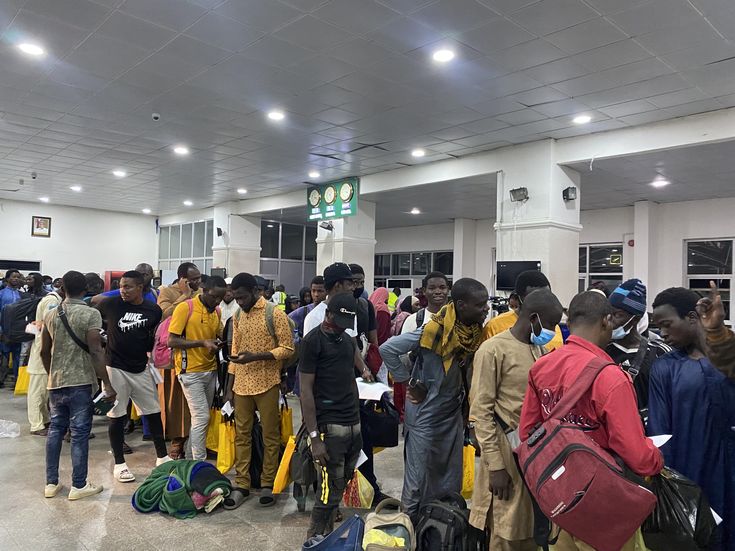 Dangote Offers N100,000 to Nigerian Returnees From Sudan 