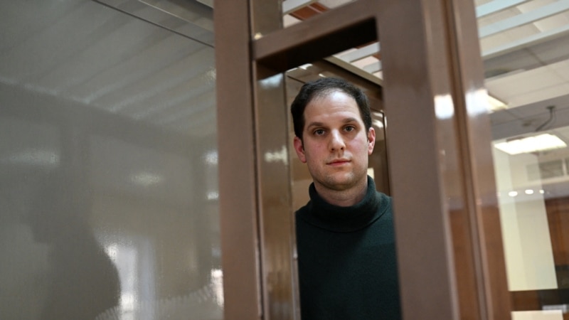 Russian Courtroom Says US Reporter to Stay in Detention 