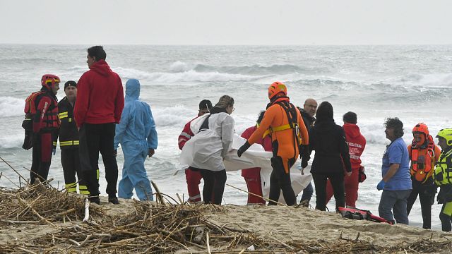 Migrant raft crashes into rocks and sinks off Turkish coast, killing 7