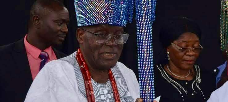 Makinde presents workers of workplace to Olubadan