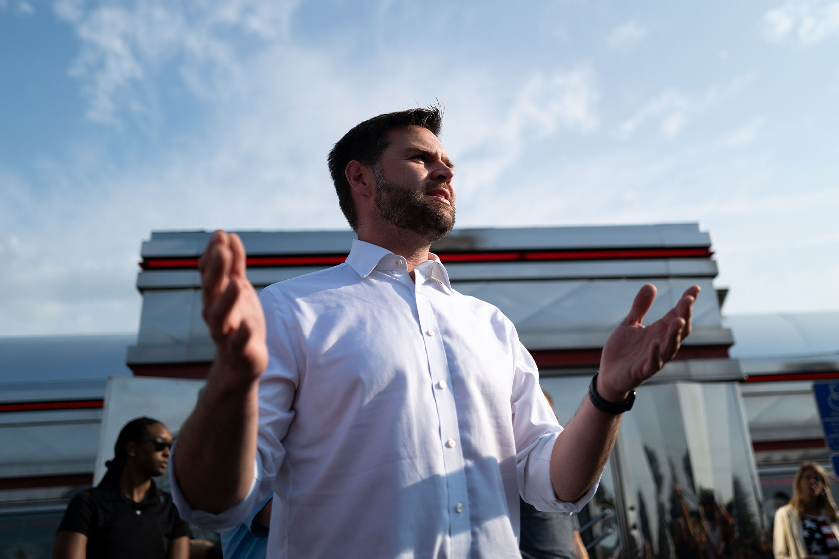 JD Vance awkwardly crosses tarmac to confront Air Power Two