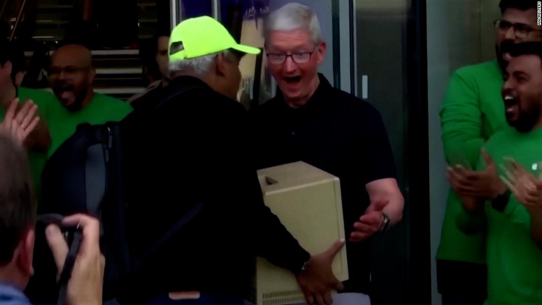 Apple CEO was introduced with an authentic Macintosh. See his response