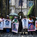 Protestan frente a la Secretaría de Gobernación de México en el marco de los 10 años de la desaparición de los 43 normalistas de Ayotzinapa