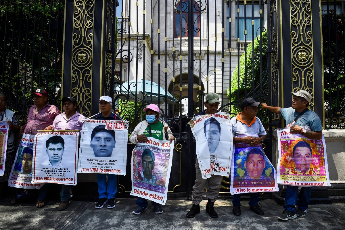 Protestan frente a la Secretaría de Gobernación de México en el marco de los 10 años de la desaparición de los 43 normalistas de Ayotzinapa