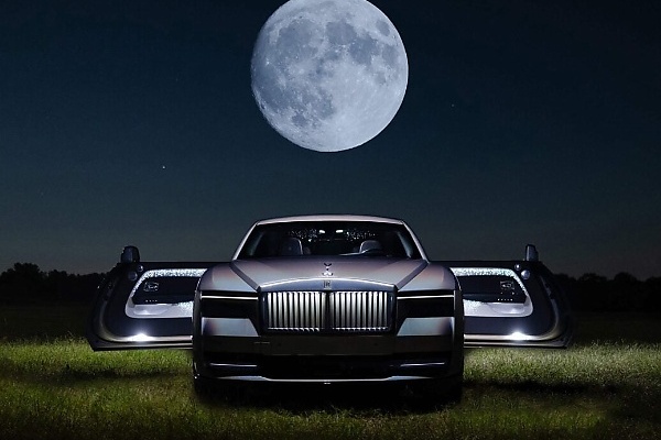 One-Off Rolls-Royce Spectre Lunaflair’s Holographic Paint Produces Fascinating ‘Rainbow’ Impact