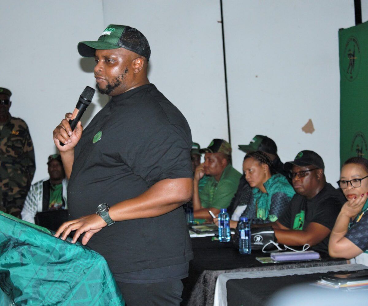 floyd-shivambu-welcomes-commander-mkhwebane-to-mk-get-together.jpeg Floyd Shivambu welcomes ‘commander’ Mkhwebane to MK Get together