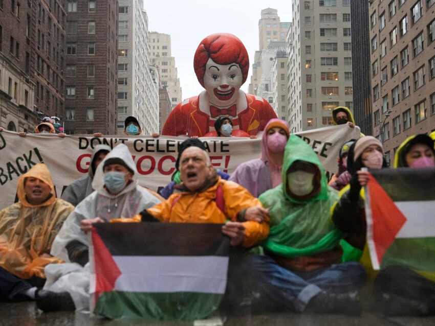 macys-thanksgiving-day-parade-large-balloons-moist-climate-and-21-protesters-arrested.jpg Macy’s Thanksgiving Day Parade: Large balloons, moist climate and 21 protesters arrested