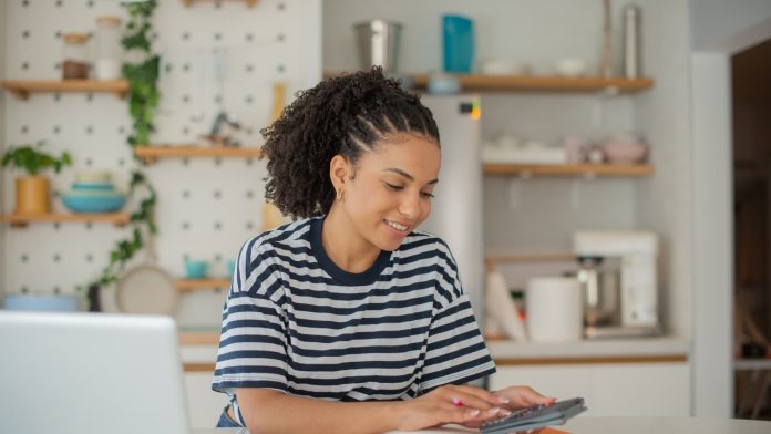 Use this 6-word phrase to keep away from stress and be extra assured with cash, in response to a monetary therapist