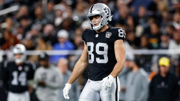 Raiders’ Brock Bowers turns into third rookie TE to eclipse 1,000 yards, first to hit 100 catches                          Dec 22, 2024