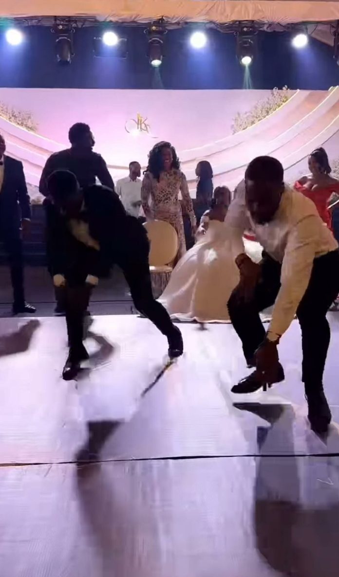 This Couple’s Siblings Had a Enjoyable Dance-off on the Reception – See How They Nailed It