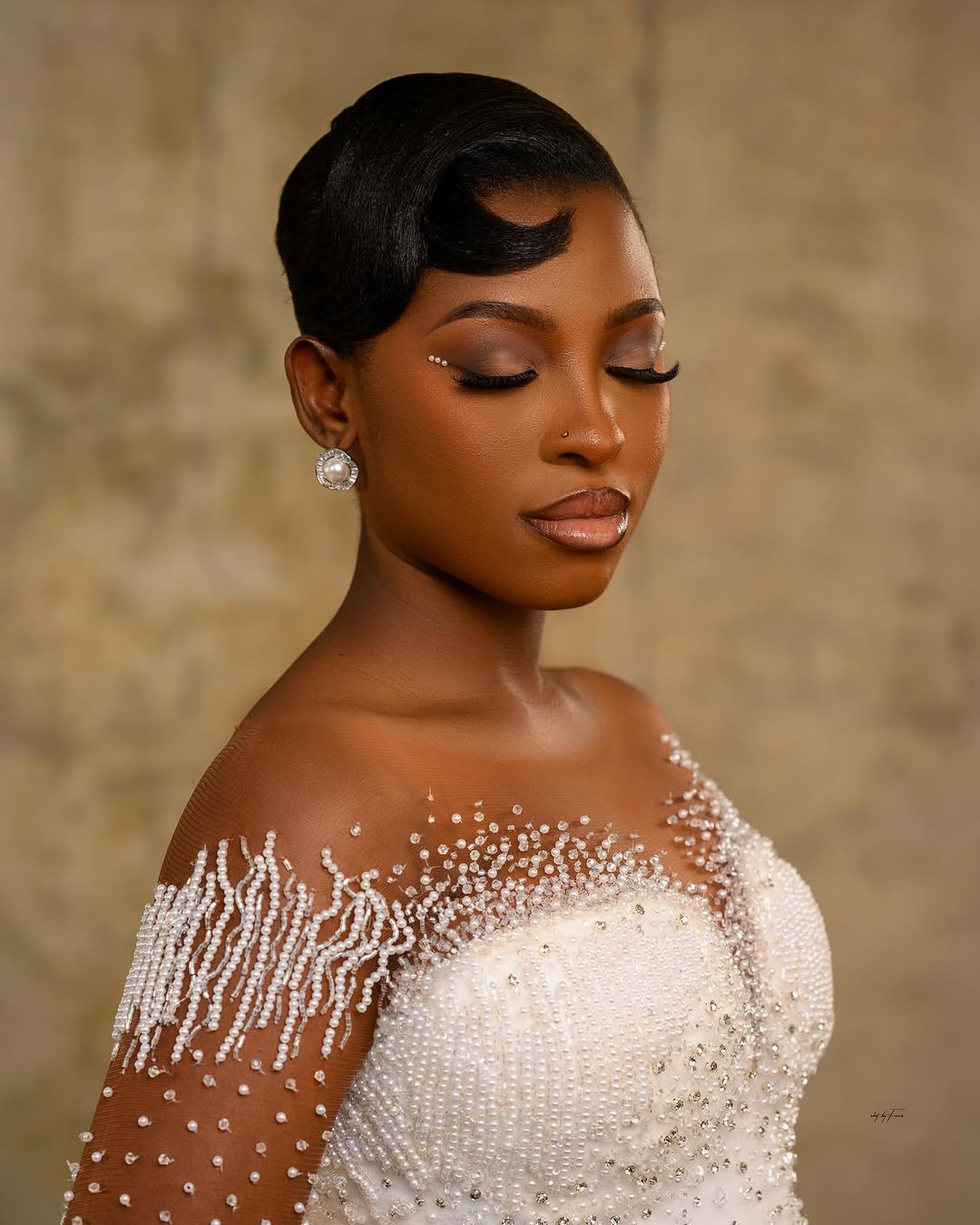 need-a-positive-mix-of-edgy-and-pristine-on-your-massive-day-examine-out-this-magnificence-look.jpg Need a Positive Mix of Edgy and Pristine on Your Massive Day? Examine Out This Magnificence Look