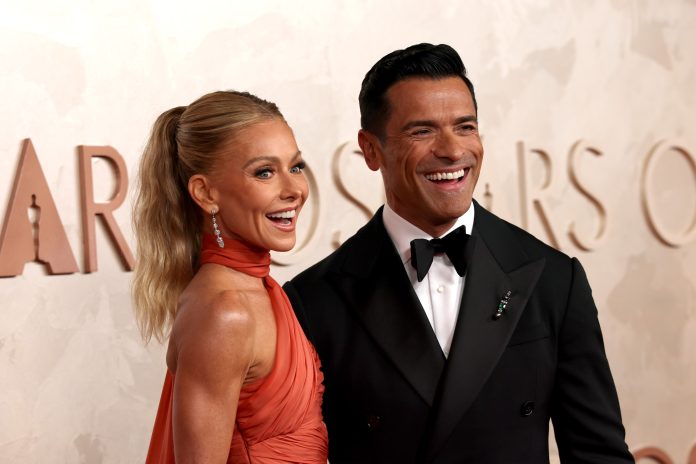 Kelly Ripa Reacts to Husband’s Wardrobe Malfunction on Stay TV