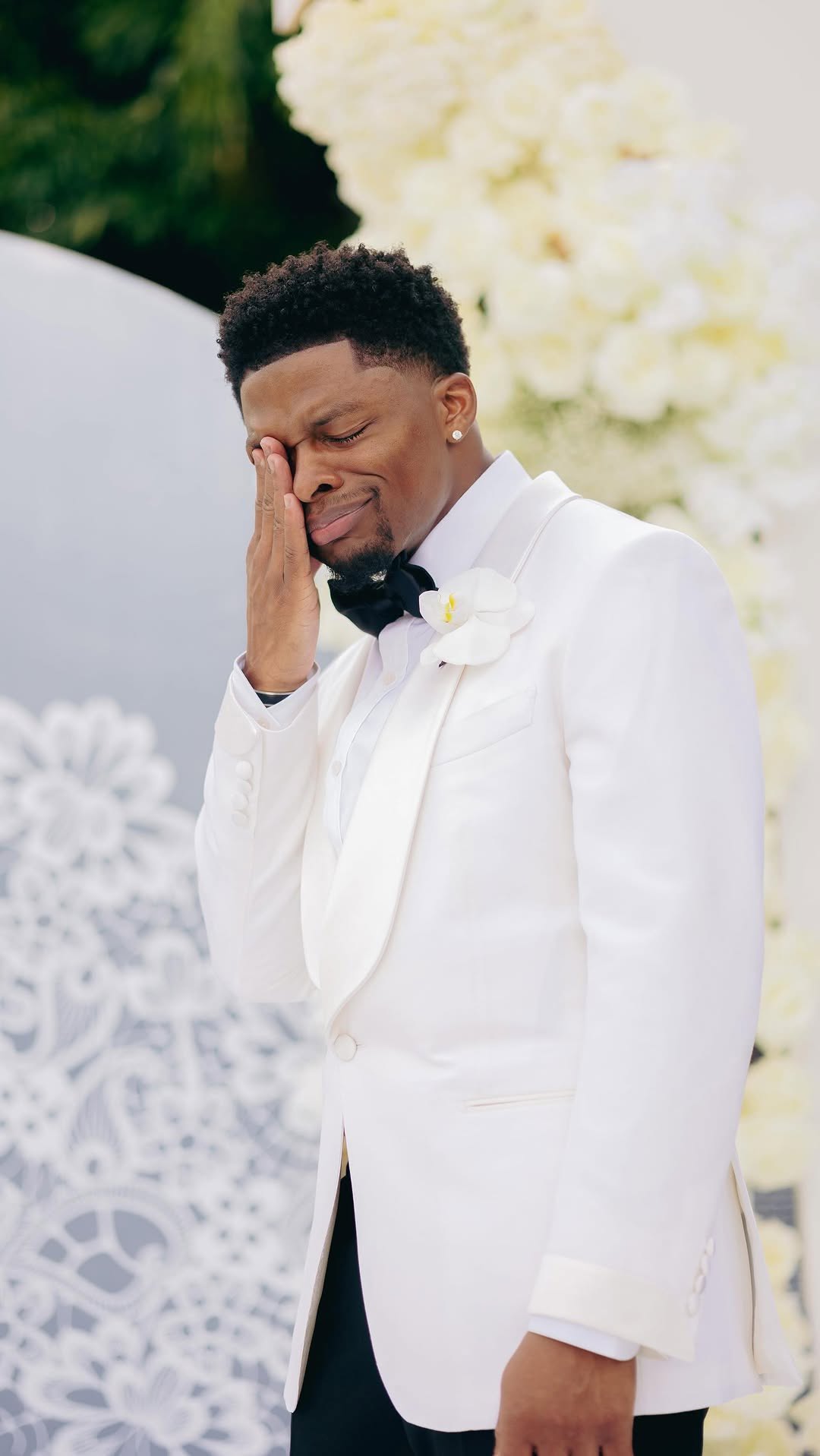 this-grooms-response-to-his-bride-strolling-down-the-aisle-will-get-you-in-your-emotions.jpg This Groom’s Response to His Bride Strolling Down the Aisle Will Get You in Your Emotions