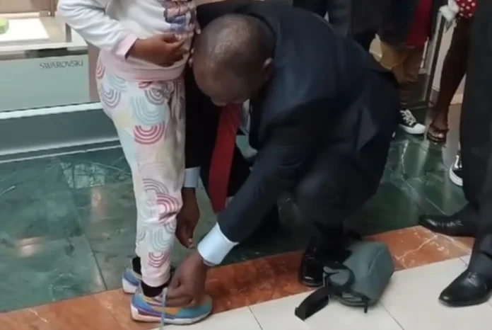 Information in a minute | Cyril Ramaphosa’s mall shoelace scenes [video]
