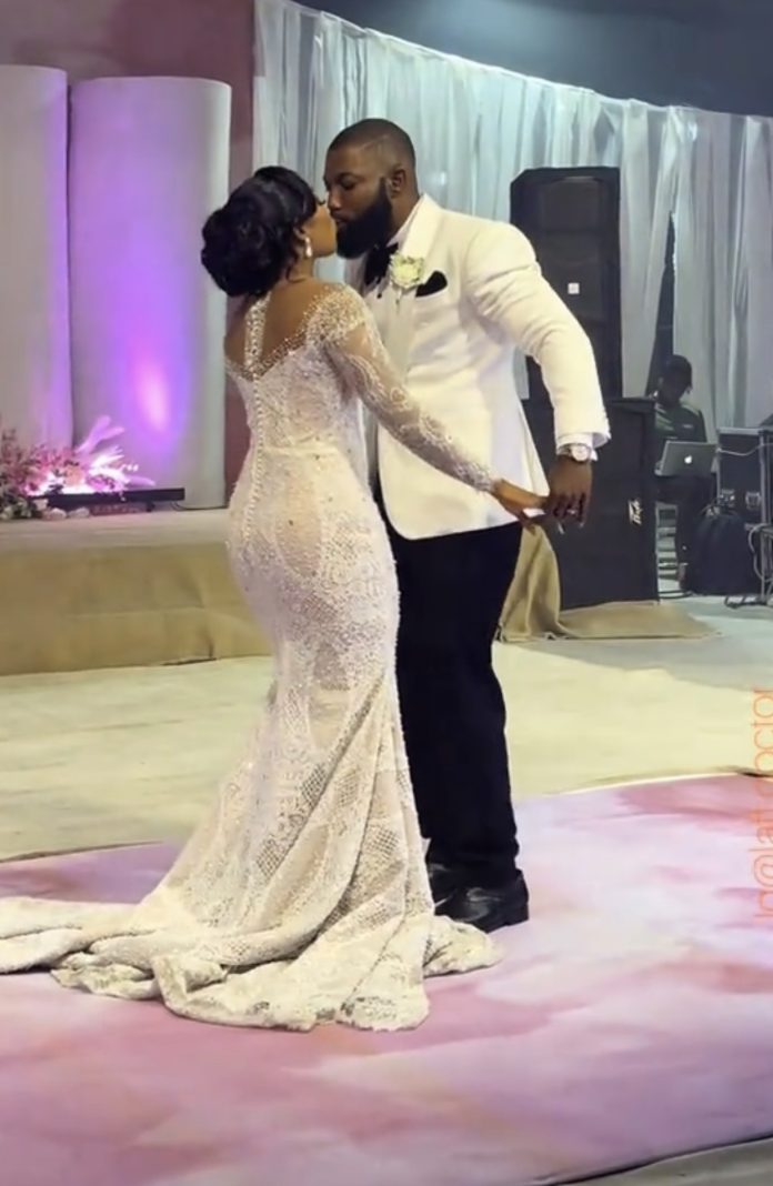 this-groom-was-asked-to-kiss-his-bride-in-6-different-places-he-understood-the-assignment.jpg This Groom Was Asked to Kiss His Bride in 6 Different Places – He Understood the Assignment!