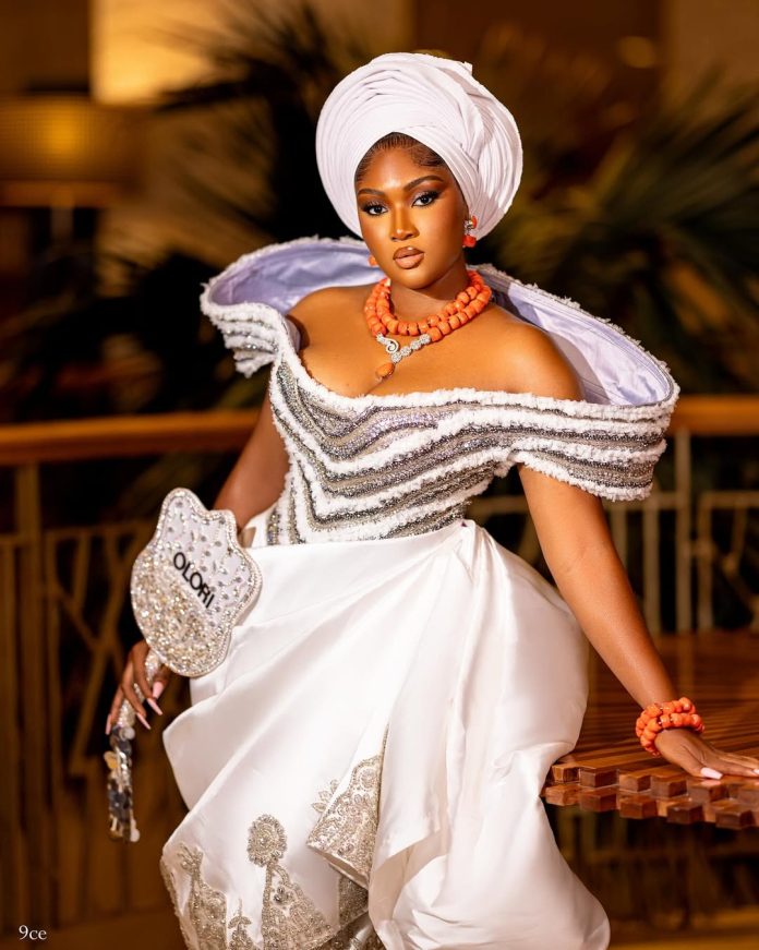look-elegant-in-white-at-your-traditional-wedding-with-this-classy-bridal-look.jpg Look Elegant in White at Your Traditional Wedding With This Classy Bridal Look
