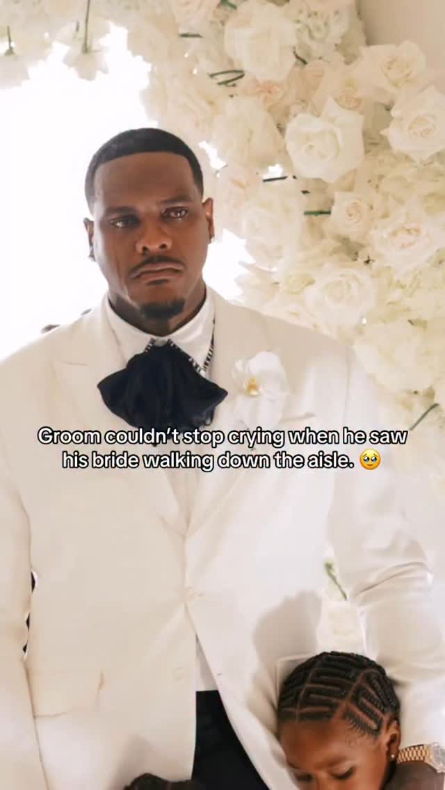 this-grooms-reaction-to-seeing-his-bride-walking-down-the-aisle-is-so-beautiful-to-watch.jpg This Groom’s Reaction to Seeing His Bride Walking Down the Aisle is so Beautiful to Watch