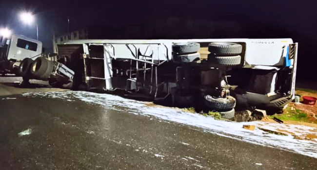 fire-averted-as-fuel-tanker-overturns-in-ibadan.png Fire Averted As Fuel Tanker Overturns In Ibadan