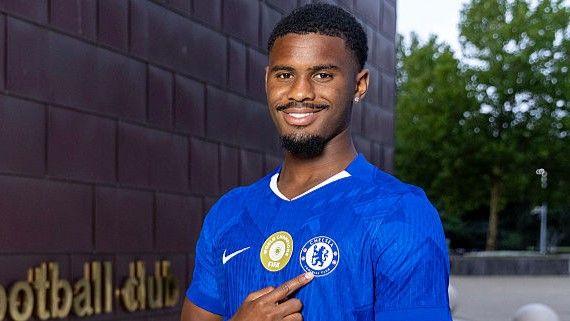 Chelsea sign Dutch defender Jorrel Hato from Ajax