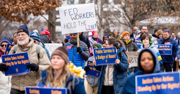 Largest federal workers union calls for an end to the shutdown, putting pressure on Democrats