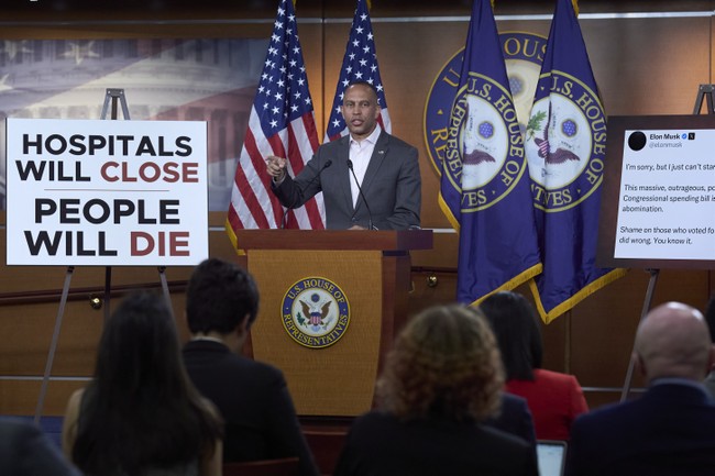 Starved for Attention: Hakeem Jeffries Blames Republicans for Schumer Shutdown’s SNAP Stall