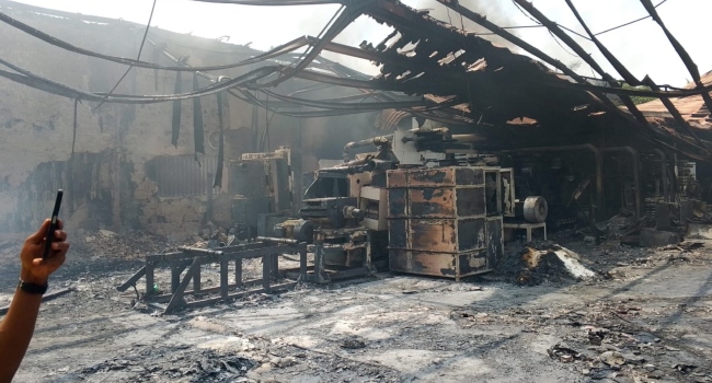 PHOTOS: Fire Guts Factory In Anambra