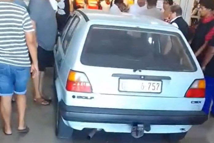 Car ploughs into Spar store in Parow Valley – WATCH