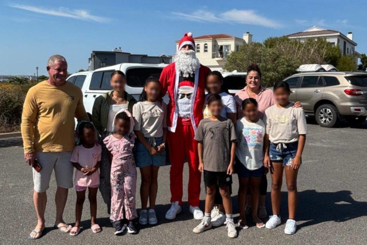 eben-etzebeth-dons-santa-suit-to-surprise-foster-children-photos.jpg Eben Etzebeth dons Santa suit to surprise foster children – PHOTOS