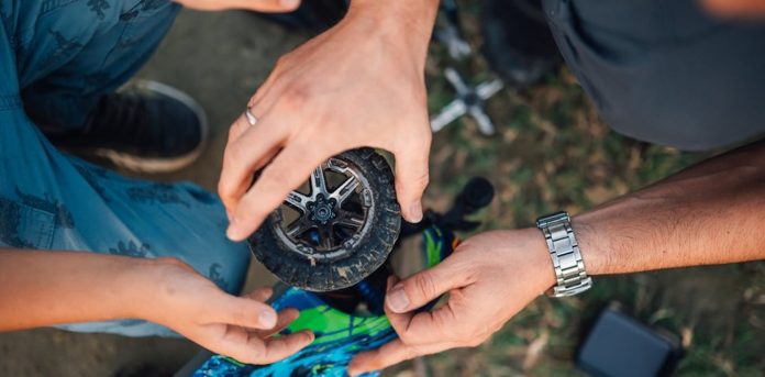 I volunteer in a repair cafe: we can help you learn to fix your broken Christmas gift