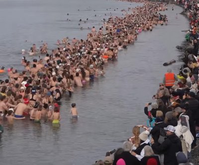 Nearly 5,000 attempt polar bear dip world record in Washington