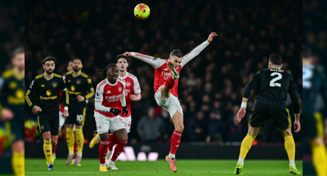 Arsenal Rocked By Man Utd, Villa Rekindle Premier League Title Bid
