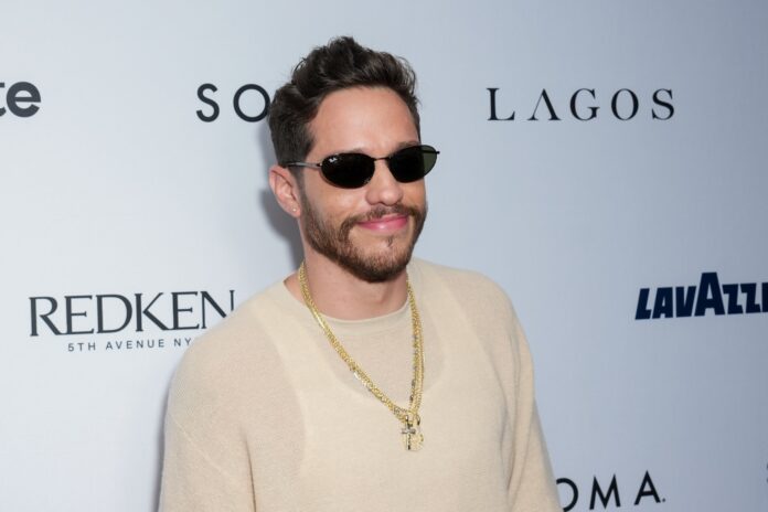 “Try not to get filmed”: Davidson returns to “Saturday Night Live” as Homan, offers ICE advice