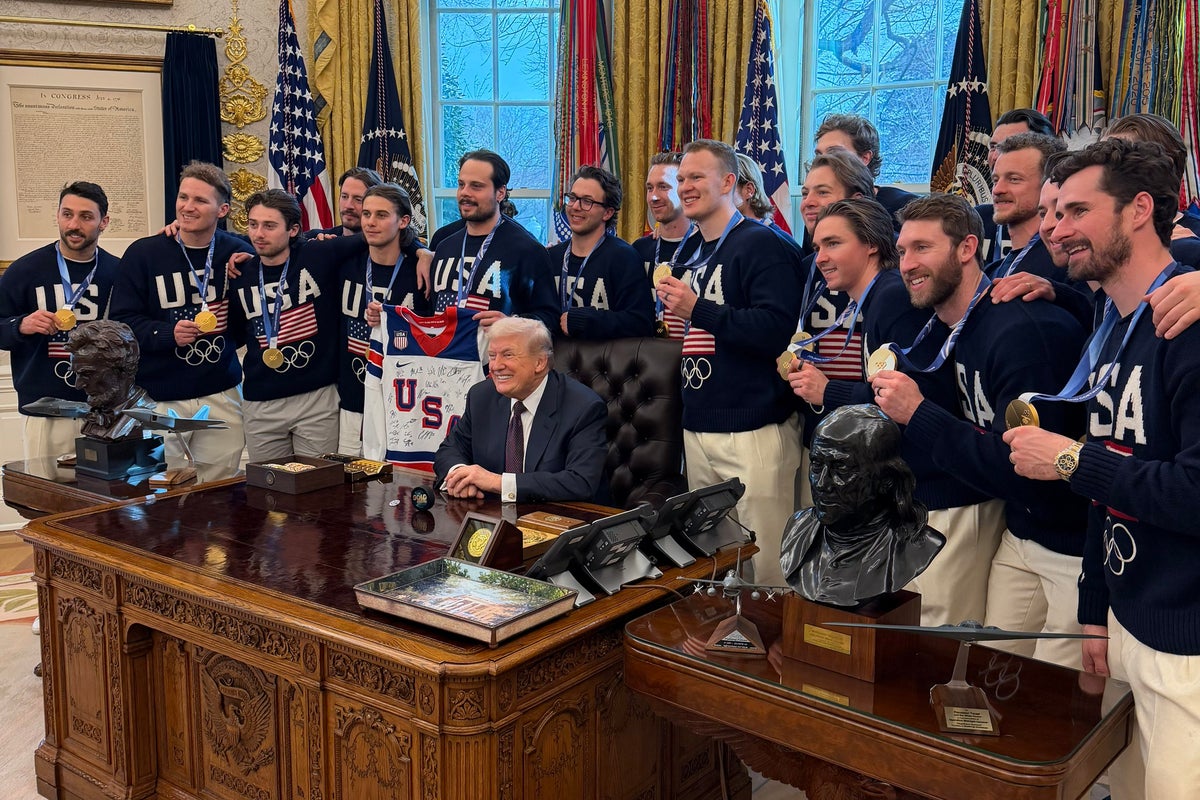 im-not-giving-it-back-trump-jokes-that-hes-keeping-us-mens-hockey-gold-medal-as-he-me699e458aed43a.jpg ‘I’m not giving it back’: Trump jokes that he’s keeping US Men’s hockey gold medal as he meets team at White House